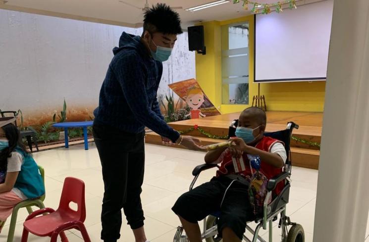 Roy Kiyoshi saat berbagi dengan anak penderita kanker. (Matamata.com/Evi Ariska)