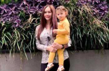 Jalan-jalan Gandeng Anaknya, Aura Kasih: Bell Cari Papa Baru Yuk!