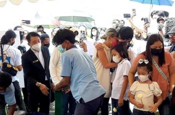FOTO: Penuh Haru Pemakaman Raditya Oloan, Joanna Alexandra Dikuatkan Anak
