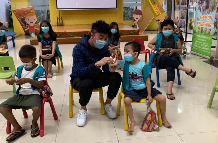 Roy Kiyoshi saat berbagi dengan anak penderita kanker. (Matamata.com/Evi Ariska)