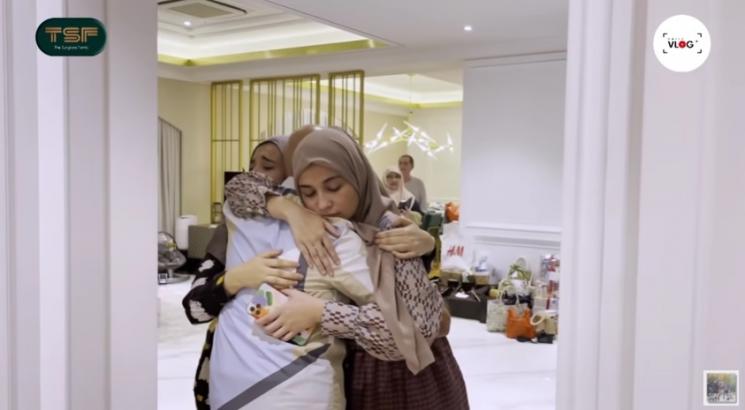 Mark Sungkar bersama Zaskia dan Shireen Sungkar. (YouTube)