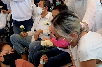 FOTO: Penuh Haru Pemakaman Raditya Oloan, Joanna Alexandra Dikuatkan Anak