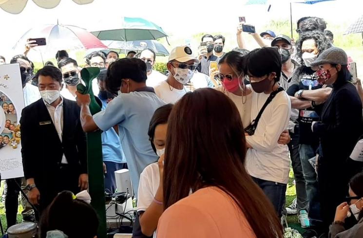 Pemakaman Raditya Oloan di San Diego Hills Karawang, Minggu (9/5/2021). (Matamata.com/Yuliani)