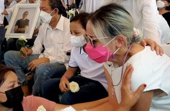 FOTO: Penuh Haru Pemakaman Raditya Oloan, Joanna Alexandra Dikuatkan Anak