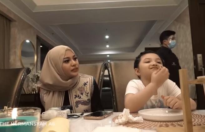 Aurel Hermansyah Youtube.com)