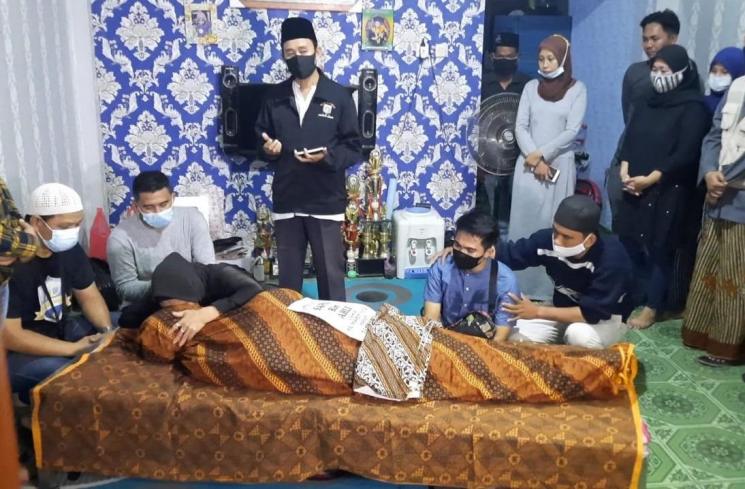 Sang ibu di hadapan jenazah Sapri. [Evi Ariska/MataMata.com]