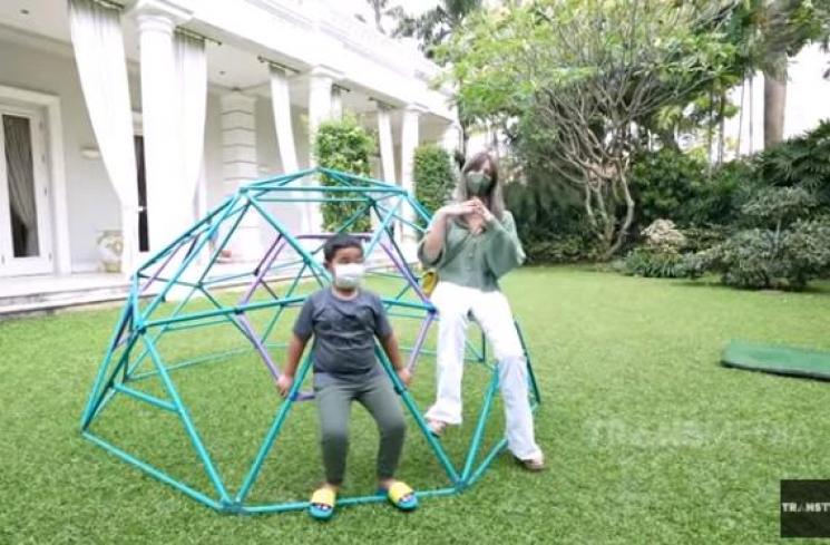Nia Ramadhani dan Mainaka (YouTube/Trans TV Official)