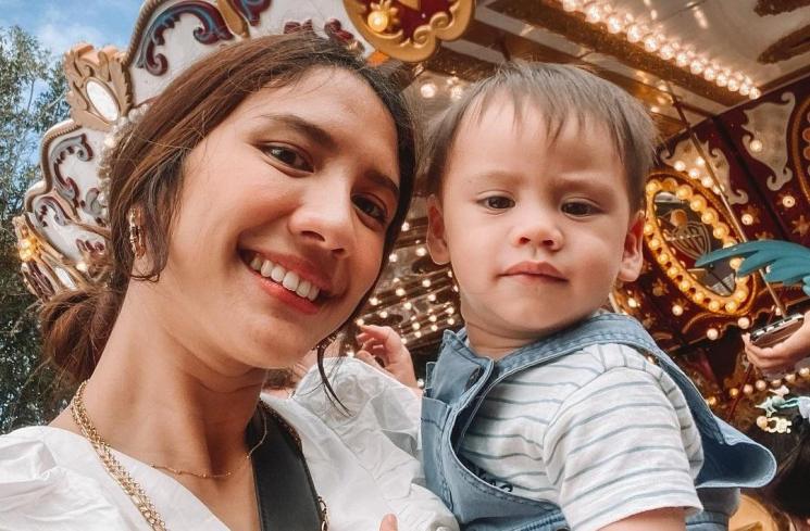 Acha Sinaga dan anaknya (Instagram/@achasinaga)