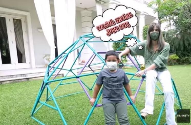 Nia Ramadhani dan Mainaka (YouTube/Trans TV Official)