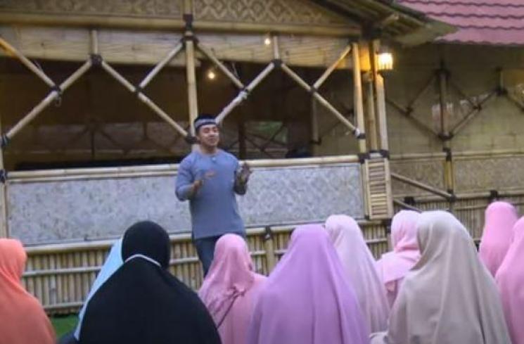Rumah mewah Ustaz Riza Muhammad. (Youtube/TransTVOfficial)