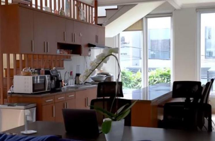 Ruang utama di rumah kontrakan Patricia Gouw. (Youtube/BoyWilliam)