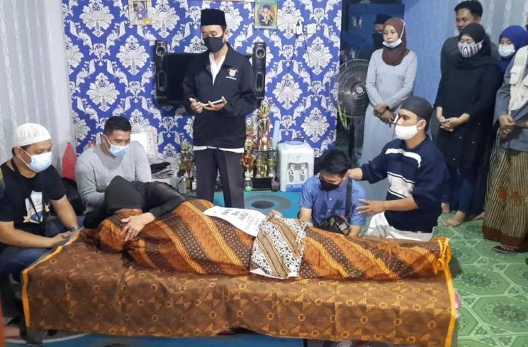 Sang ibu di hadapan jenazah Sapri. [Evi Ariska/MataMata.com]