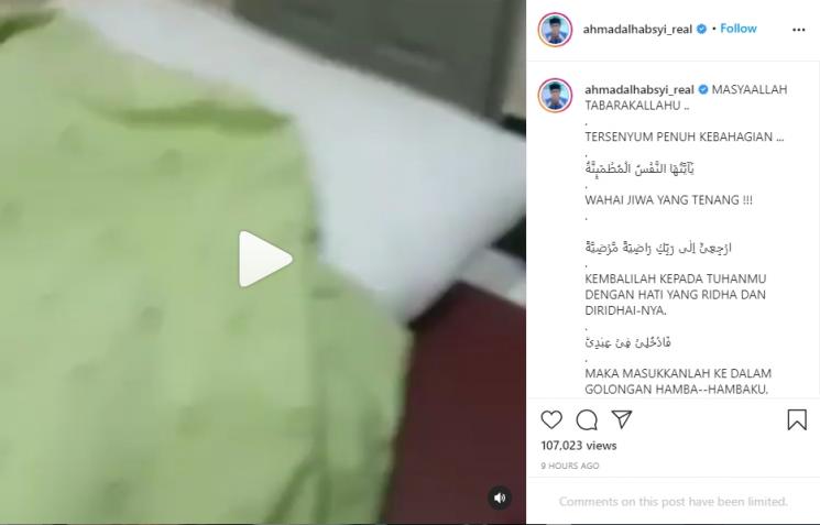 Ustaz Ahmad Alhabsyi perlihatkan wajah jenazah Ustaz Tengku Zulkarnain yang seperti tersenyum. (Instagram/ahmadalhabsyi_real)