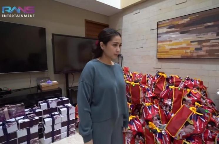 Nagita Slavina bagi-bagi hampers mewah (Youtube.com)