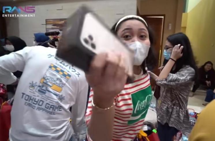 Nagita Slavina bagi-bagi hampers mewah (Youtube.com)