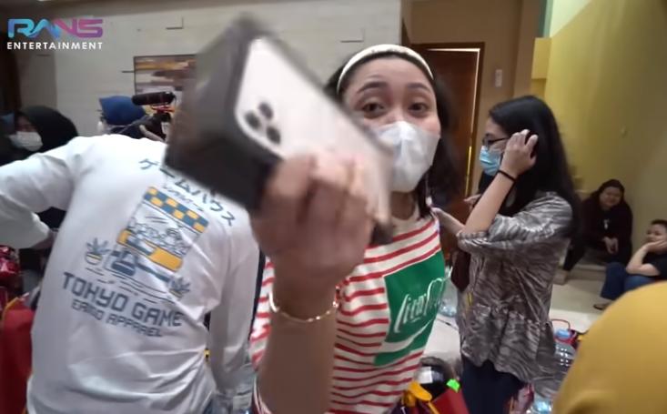 Nagita Slavina bagi-bagi hampers mewah (Youtube.com)