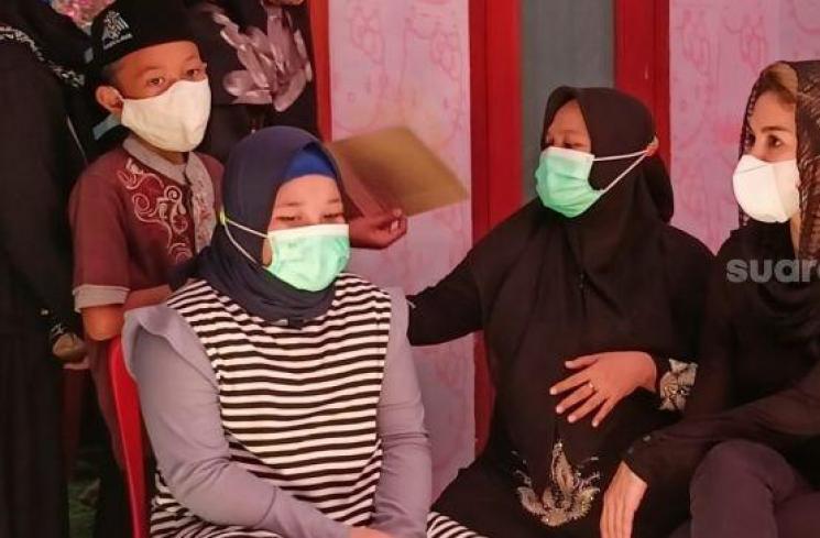 Nikita Mirzani sedang berbincang dengan istri Sapri, Irma Suryatin [MataMata.com/Rena Pangesti]
