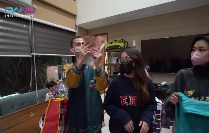 Nagita Slavina bagi-bagi hampers mewah (Youtube.com)