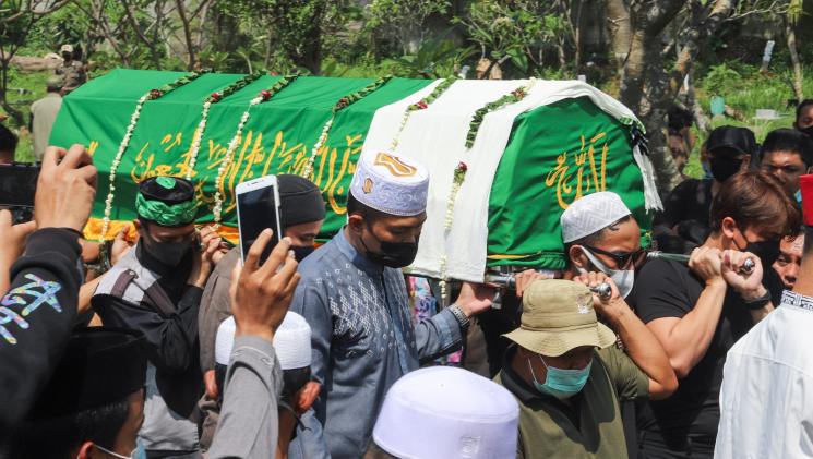 Keluarga dan kerabat berdoa di pusara komedian Sapri Pantun di TPU Ulujami, Pesanggrahan, Jakarta Selatan, Selasa (11/5/2021). [MataMata.com/Alfian Winanto]