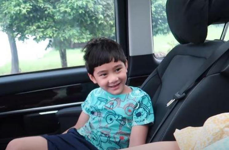 Rafathar Malik Ahmad minta adiknya lahir Agustus. (Youtube/RANSEntertainment)