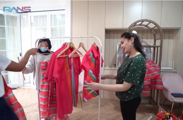 Baju lebaran Nagita Slavina (Youtube.com)