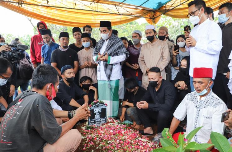 Keluarga dan kerabat berdoa di pusara komedian Sapri Pantun di TPU Ulujami, Pesanggrahan, Jakarta Selatan, Selasa (11/5/2021). [MataMata.com/Alfian Winanto]