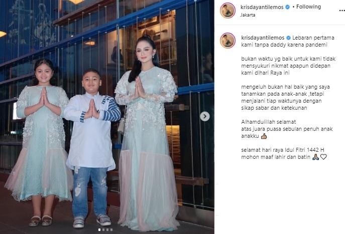 Krisdayanti bersama dua anaknya, Amora dan Kellen. (Instagram/@krisdayantilemos)