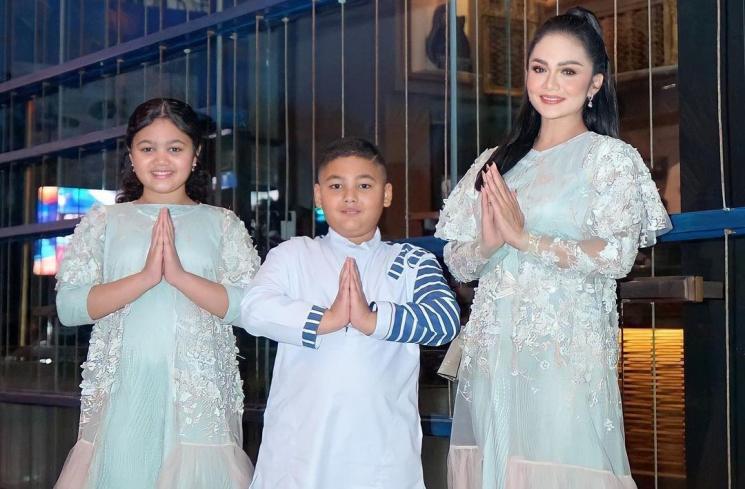 Krisdayanti bersama dua anaknya, Amora dan Kellen. (Instagram/@krisdayantilemos)