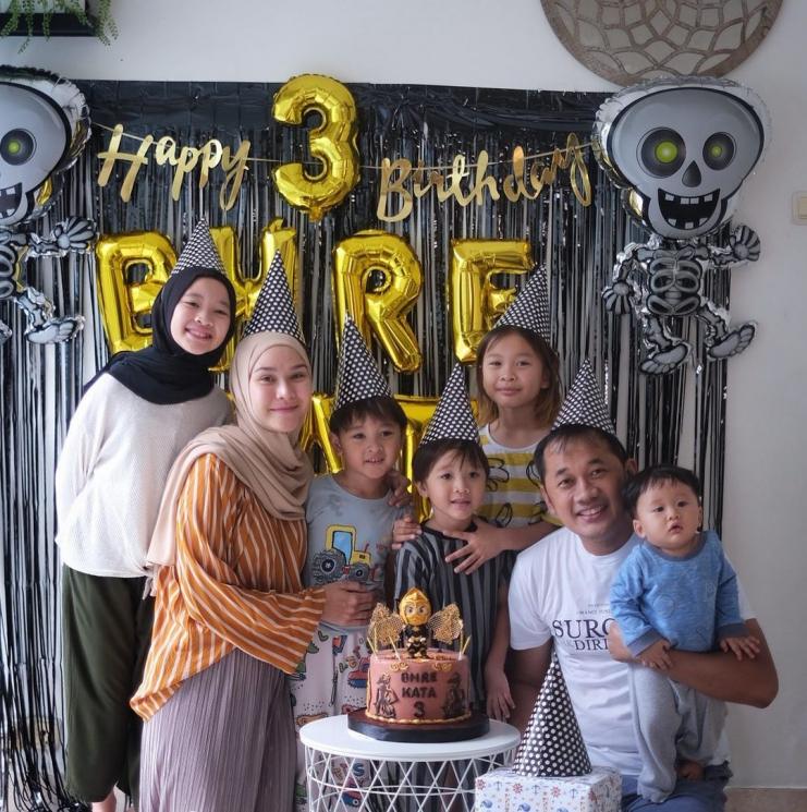 Zaskia Adya Mecca dan keluarga. (Instagram/@zaskiadyamecca)