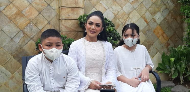 Kridayanti bersama kedua anaknya, Kellen Alexander Lemos (kiri), Ariannha Amora Lemos (kanan). (MataMata.com/Herwanto)