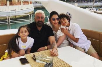 5 Postingan Seleb Bollywood di Hari Raya Idul Fitri, Keluarga Sanjay Dutt Kompak