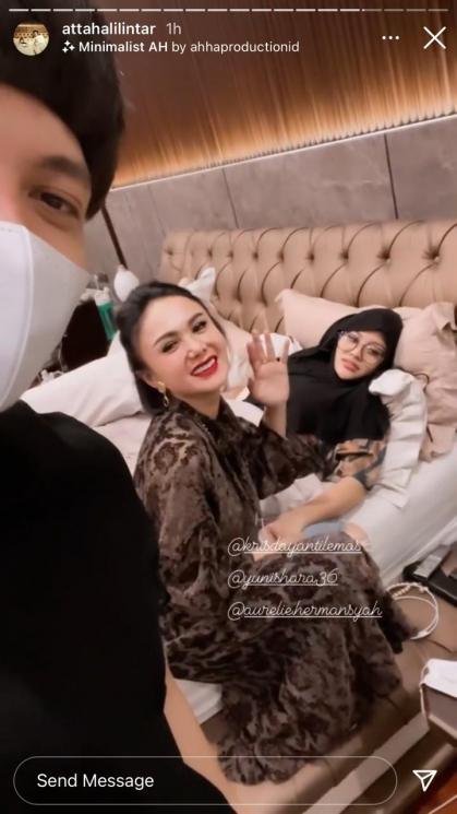 Krisdayanti dan Yuni Shara kunjungi rumah Atta Halilintar dan Aurel Hermansyah. (Instagram/krisdayantilemos)