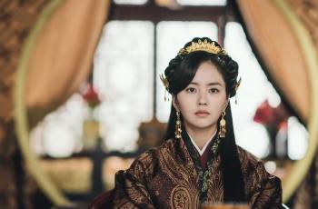 5 Potret Cantik Aktris Hadiri Baeksang Arts Awards 2021, Kim So Hyun Kelewat Seksi