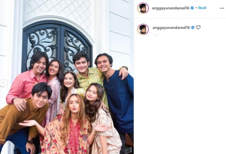 Angga Yunanda dan Shenina Cinnamon bersama rekan-rekannya (Instagram/@anggayunandareal16)