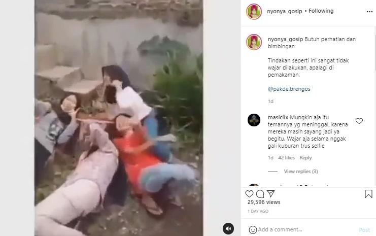 Viral video cewek-cewek selfie di atas kuburan. (Instagram)