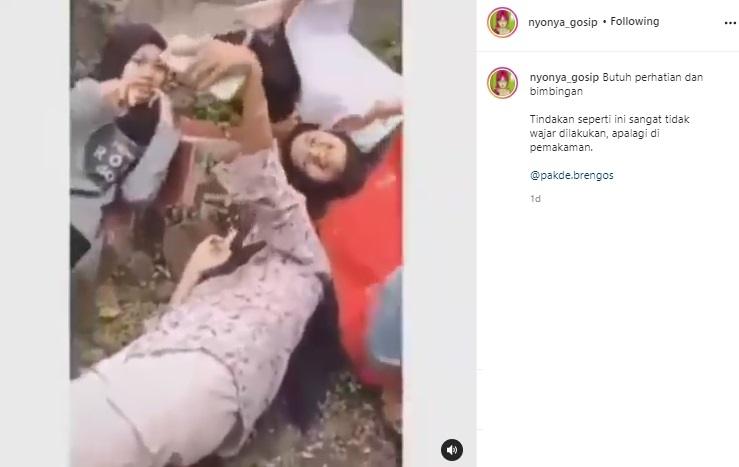Viral video cewek-cewek selfie di atas kuburan. (Instagram)