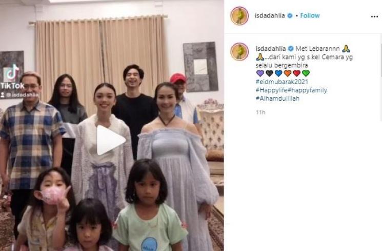 Outfit lebaran Iis Dahlia dikritik. (Instagram/@isdadahlia)