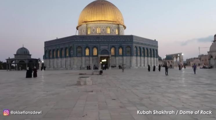 Oki Setiana Dewi datang ke Masjid Aqso. (YouTube)