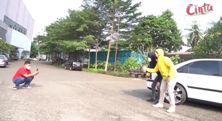 Uya Kuya dikerjai suruh fotoin dua preman tadi. (YouTube)
