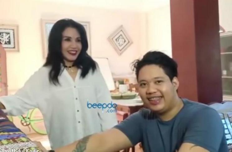 Rita Sugiarto dan anaknya, Raffi Zimah. (YouTube)