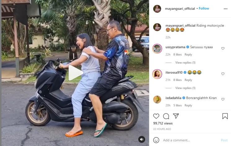 Bambang Trihatmodjo Bonceng Anak Naik Motor, Sandal Bikin Salfok. (Instagram/mayangsari_official)