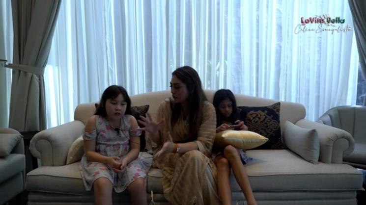 Celine Evangelista berdiskusi soal agama bersama anak-anaknya. (YouTube/Celine Evangelista)