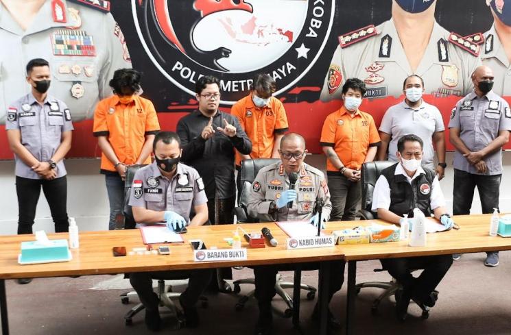 Putra Penyanyi Rita Sugiarto, Raffi Zimah dihadirkan dalam rilis kasus narkoba yang menjeratnya di Polda Metro Jaya, Jakarta Selatan, Rabu (19/5/2021). (Matamata.com/Alfian Winanto)