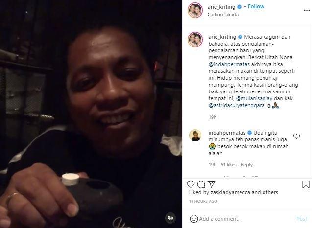 Arie Kriting baru tahu tisu yang berubah saat dicelup ke air. (Instagram/@arie_kriting)