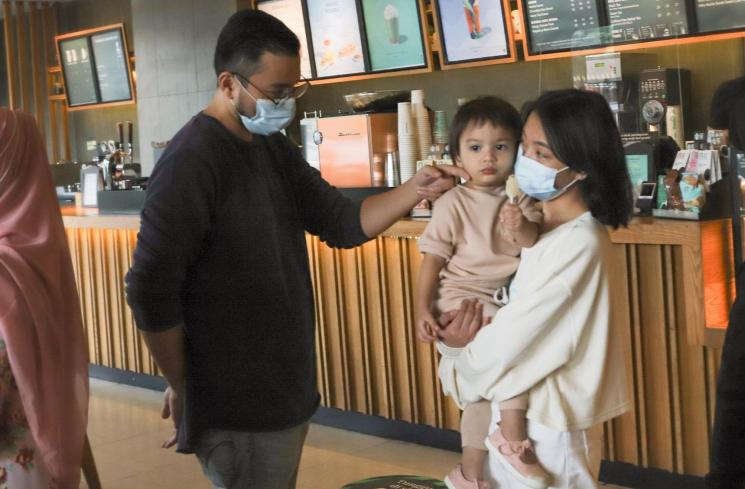 Aliff Alli saat dipertemukan dengan sang anak dari pernikahannya dengan Aska Ongi di Trans Studio Mall Cibubur, Depok, Jawa Barat, Selasa (18/5/2021). (MataMata.com/Alfian Winanto)