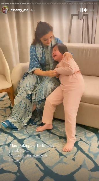 Arsy Hermansyah nangis kejer tau Aurel Hermansyah keguguran. (Instagram)
