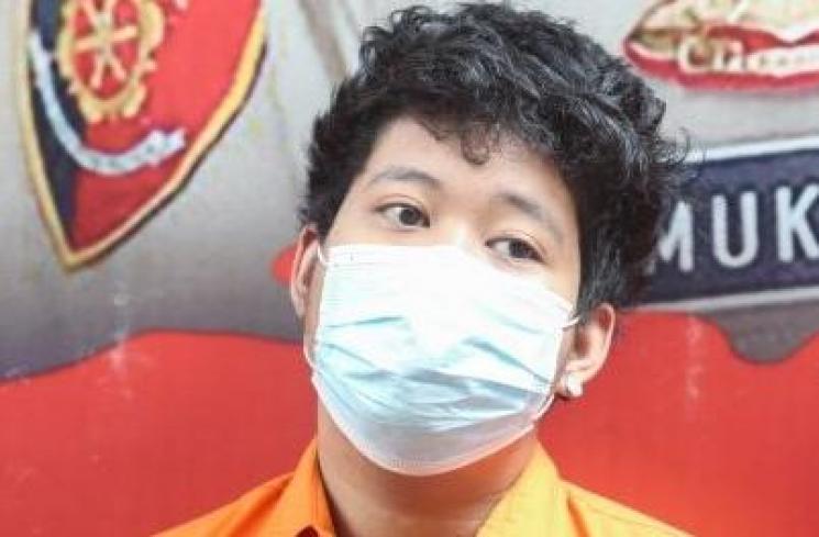 Putra Penyanyi Rita Sugiarto, Raffi Zimah dihadirkan dalam rilis kasus narkoba yang menjeratnya di Polda Metro Jaya, Jakarta Selatan, Rabu (19/5/2021). [Matamata.com/Alfian Winanto]