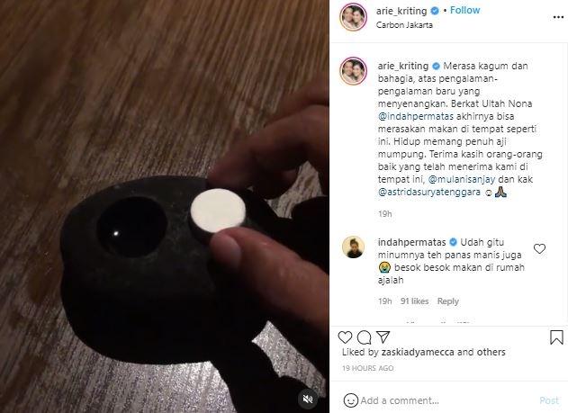 Arie Kriting baru tahu tisu yang berubah saat dicelup ke air. (Instagram/@arie_kriting)