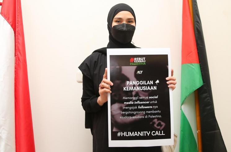 Zaskia Adya Mecca memegang poster sebagai bentuk simbolik dukungannya terhadap Palestina saat ditemui di Kedutaan Besar Palestina, Jakarta Pusat, Rabu (19/5/2021). (MataMata.com/Alfian Winanto)