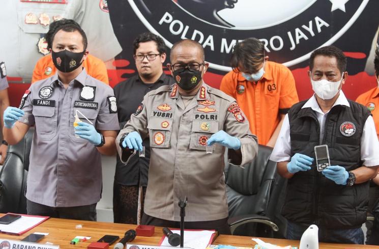 Putra Penyanyi Rita Sugiarto, Raffi Zimah dihadirkan dalam rilis kasus narkoba yang menjeratnya di Polda Metro Jaya, Jakarta Selatan, Rabu (19/5/2021). (Matamata.com/Alfian Winanto)